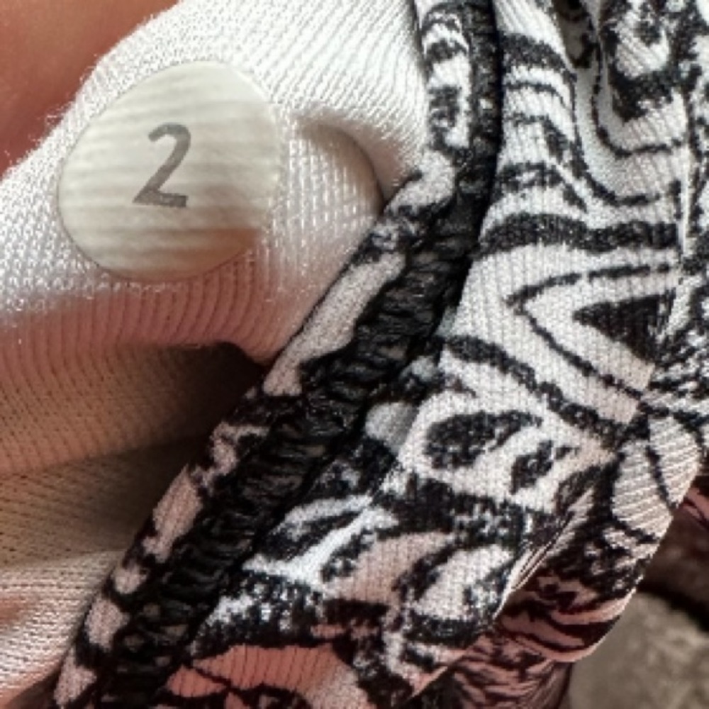 Lululemon black and white swirl leggings size 2